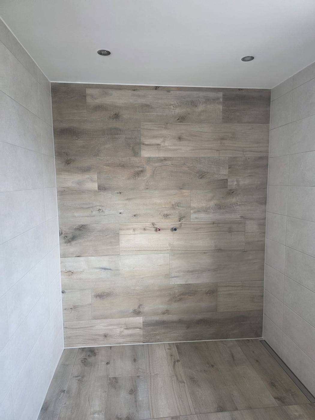 Fertige Wand in Holzoptik-Fliesen